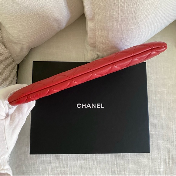 Chanel Medium O Case Clutch - Picture 4 of 13